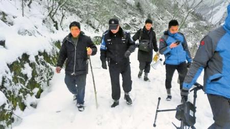 男子为逃门票被困“雪山” 警方出动无人机历时14小时救出