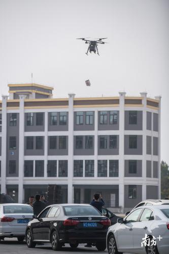 这场表演超炫酷！无人机空中射击，交警铁骑地面炫技