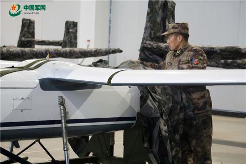 无人机首飞上天，被献花的妻子为何泪目了？