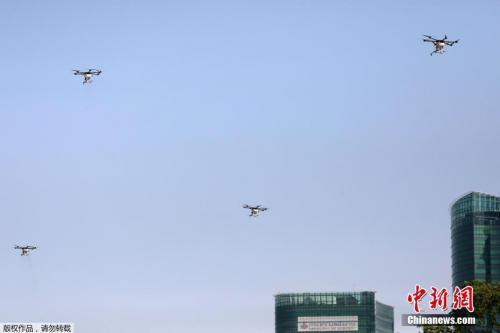 应对空气污染出怪招 泰国用无人机洒化学品