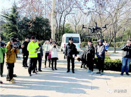 济南交警启用无人机专拍“开车玩手机”，一个月抓拍一千多起