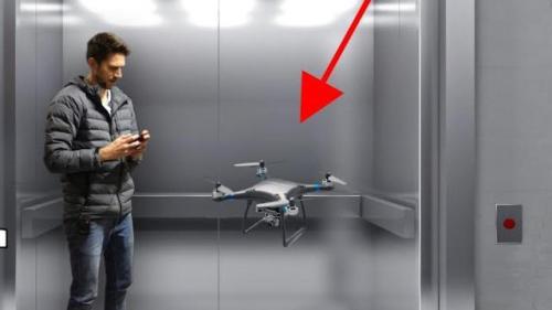 无人机悬浮在电梯中，电梯运行时，无人机是跟随运动还是停在原地？看老外会玩 