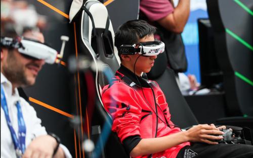 无人机“小能手”胡乾惕：奋斗的青春最美 