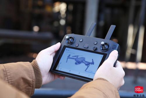 图赏丨大疆带屏遥控器：一款屏幕亮度远超 iPhone XS 的无人机遥控器