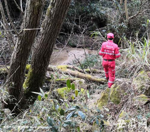 黄山一女村民走失山中 公益救援队无人机搜救