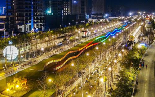 青奥艺术灯会亮灯，500架无人机夜空中摆出长江大桥