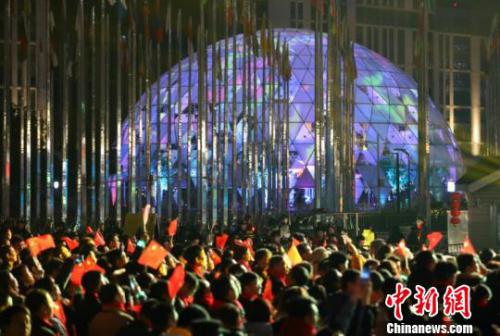 无人机秀出“不一样的烟火” 南京青奥艺术灯会成年轻人“春节打卡地”