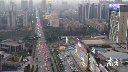 炫酷！茂名警方启动无人机空地联勤护航春运，直击航拍画面