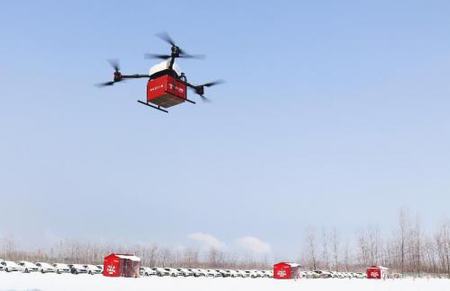 不一样的"春节也送货":机器人送快递,天上飞来无人机