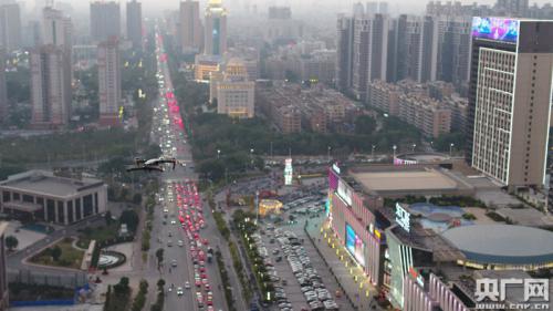 广东茂名警方首次启用无人机空地联勤保障春运