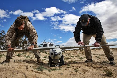 美国海军陆战队用游戏机手柄控制无人机