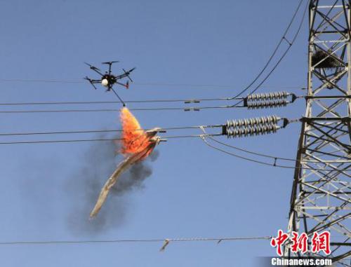 青海电网首用喷火式无人机清除输电线路异物