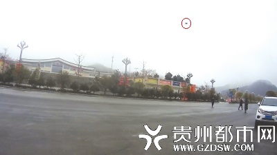 高铁站上空玩无人机，危险！