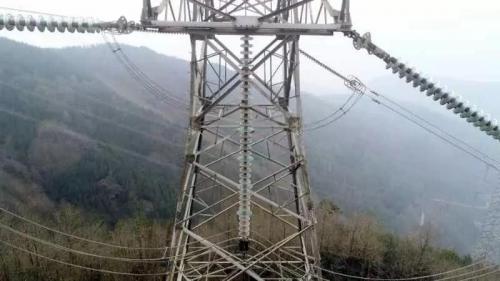 四川深山作业数月，不是在巡线就是在巡线路上 