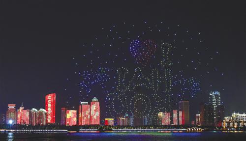 海口元宵上演 无人机灯光秀  