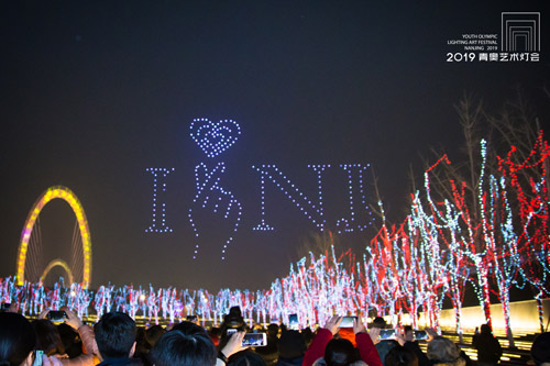 河西·建邺无人机SHOW再刷屏 梦幻灯光点亮南京眼