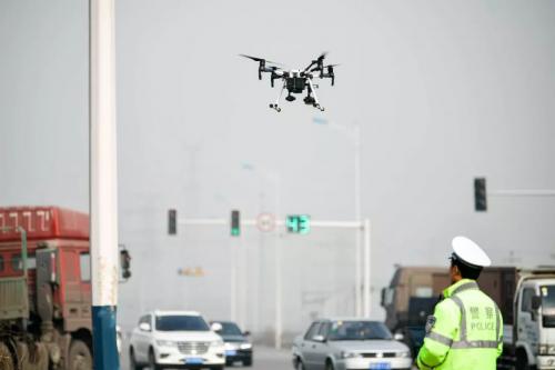 唐山交警利用无人机查获闯红灯违法行为27起 