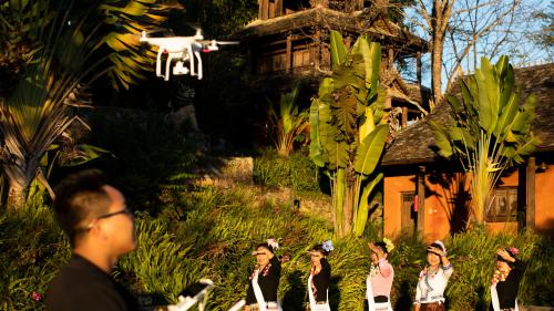 电视台记者返乡做“村小二” 用无人机给村民拍全家福