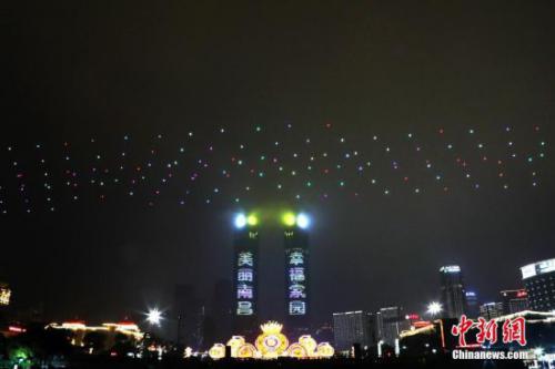 无人机江西南昌上演“灯光秀”