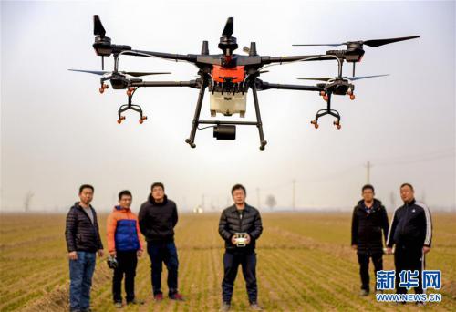 河北衡水：无人机田间传技助春耕