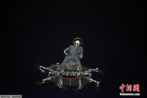 巴西狂欢节表演者驾无人机“嗨上天”