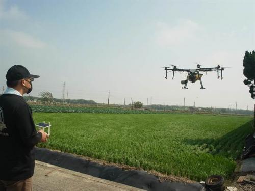 偏乡年轻人口外流 无人机代喷农药正夯