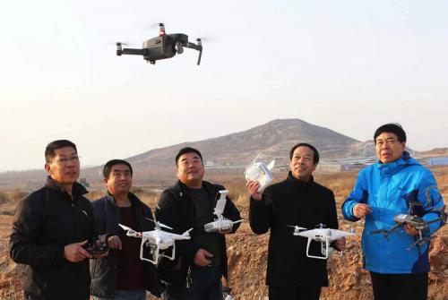 村民自发组建航拍队 13架无人机记录家乡美