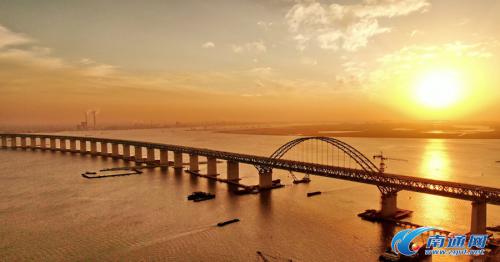 无人机航拍 沪通长江大桥夕照美如画