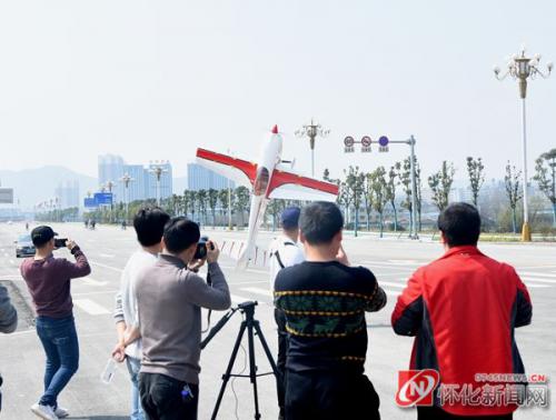 甜甜的怀化飞起来｜怀化市第二届网络文化节 “无人机 固定翼航模”进行特技飞行表演