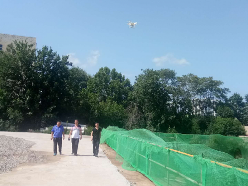 城管执法局动用无人机开展空中巡查全方位监管建筑工地扬尘治理工作