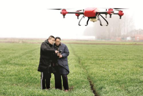 无人机田间喷洒农药助春耕