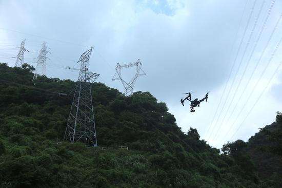 泰安供电:无人机"精准发现"缺陷 带电作业迅速消除