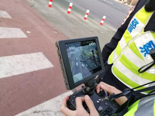 无人机出动抓拍 火车站附近等违停车辆