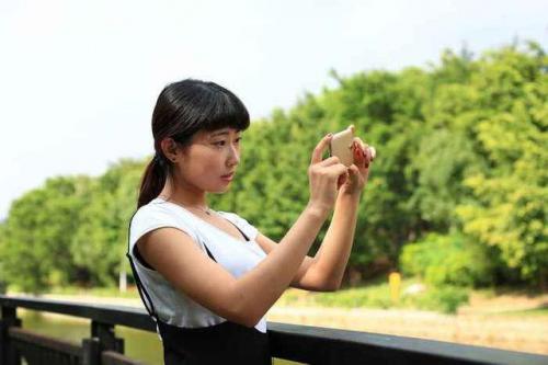 老外发明穿戴式无人机，像手表一样戴手上，起飞时炫酷十足