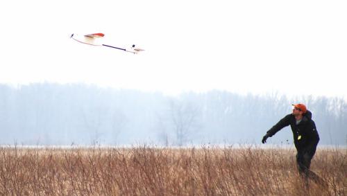 凯斯西储大学试飞配备机翼结构电池组件的无人机