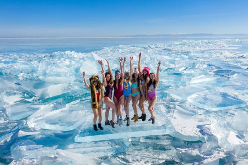 无人机航拍冰封贝加尔湖 魅惑蓝冰仿佛地下银河系