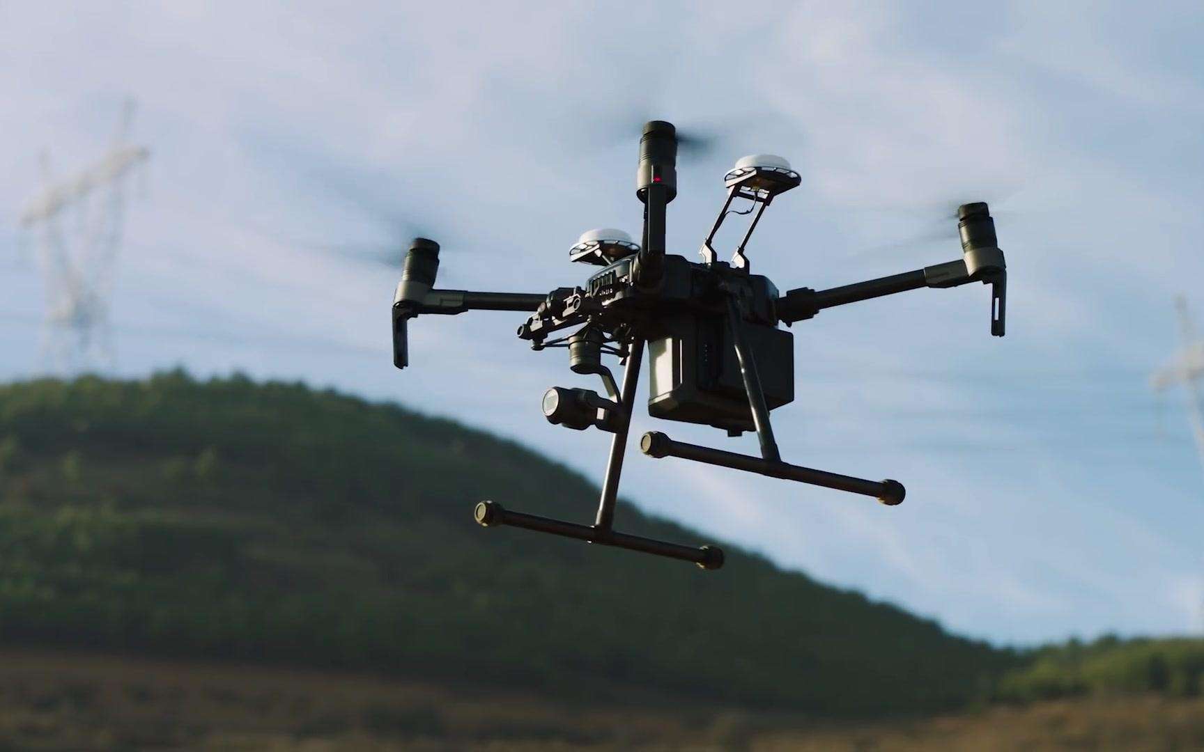 狮山横塘街道森林防火用上高科技 无人机高空无死角巡视墓区