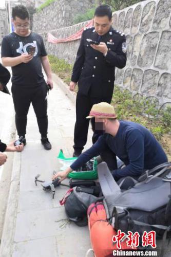 一外籍游客在三峡坝区放飞无人机受处罚