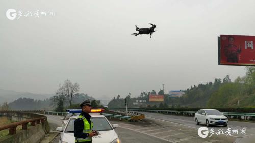 “锅”从“天上”来 贵阳高速交警无人机开出首张违停罚单