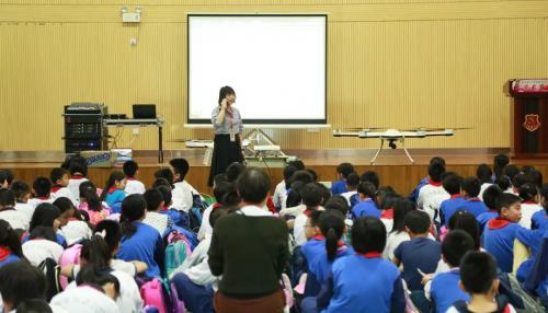 无人机“飞”进校园，做一个热爱科学的小飞侠