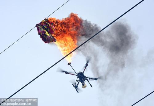 高科技助力供电巡线 喷火无人机清除安全隐患