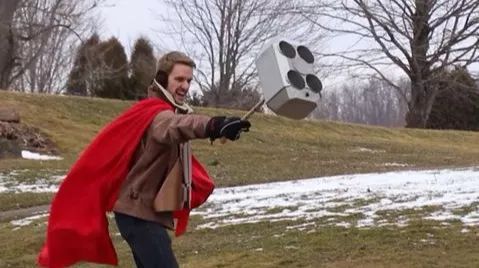 飞个锤子？国外团队利用无人机技术打造懂得飞的雷神之锤