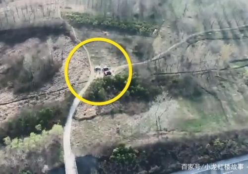 几十人鏖战荒野，手持对讲机放哨报信，民警无人机侦查抓捕