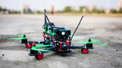 穿越无人机比反应拼速度 苏州学生热衷模型运动项目