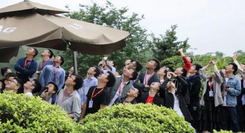 今天，20 枚神秘火箭在 X 空间发射升空！