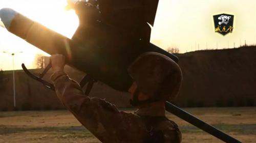 央视：解放军列装新型手抛式无人机 昼夜皆可出战