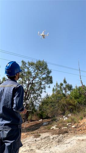 石屏供电局无人机巡线为电网安全稳定保驾护航