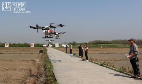 1架抵30多个劳动力 无人机春耕队来了