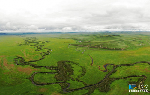 无人机“眼中”的“天边草原”