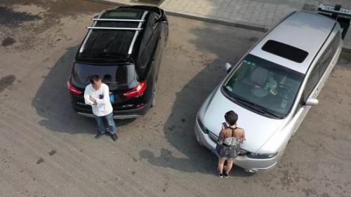 戏精！南宁两司机违停被无人机锁定 竟花样遮挡号牌